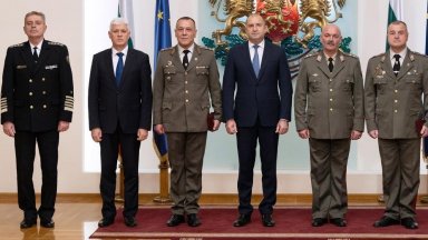 На висшето ръководство на Въоръжените сили се пада честта и