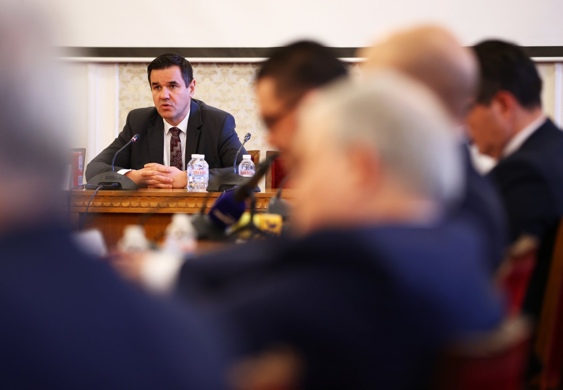 служебният министър на икономиката и индустрията Никола Стоянов по време на блицконтрола в ресорната парламентарна комисия