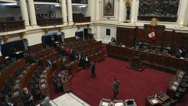 Президентът на Перу разпусна парламента часове преди да му гласуват импийчмънт