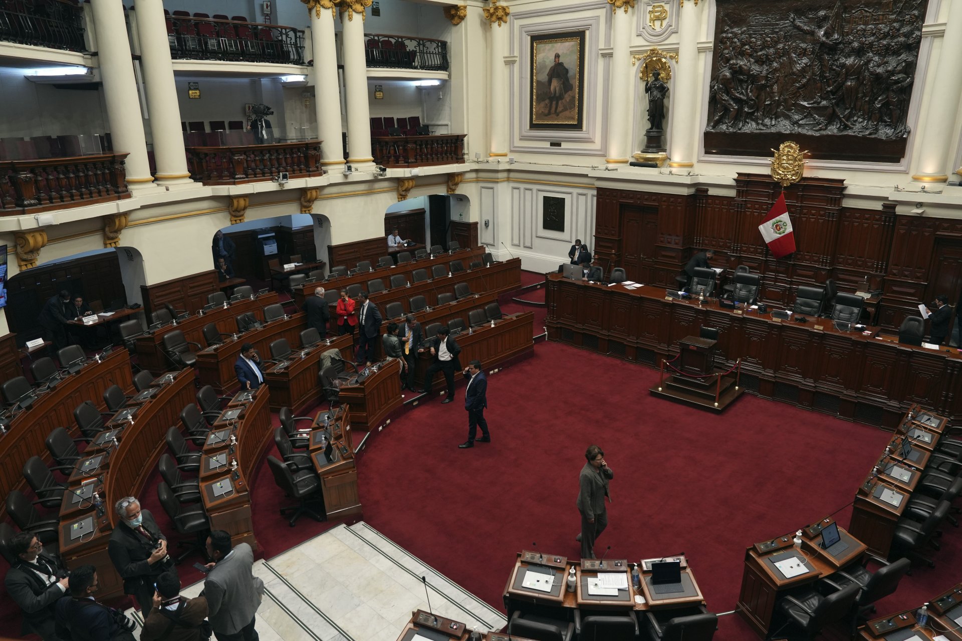 Парламентарната зала преди депутатите да се съберат, за да гласуват отстраняването на президента Кастильо