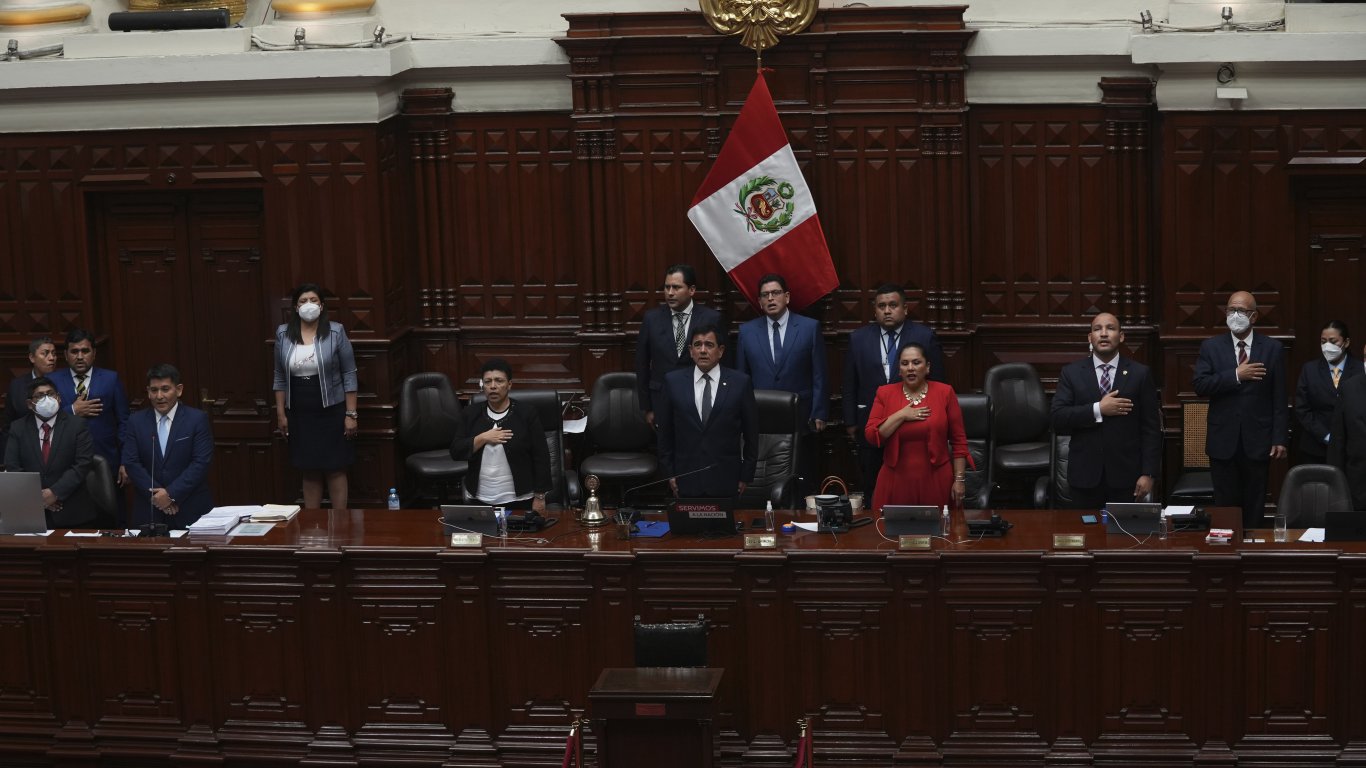 Депутатите пеят химна на Перу, след като гласуваха импийчмънт на президента