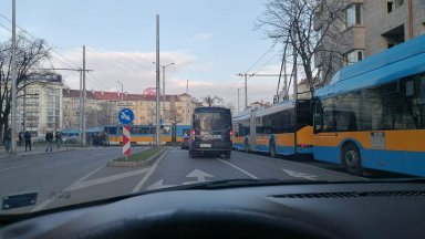 Кола засече трамвай на Руски паметник и предизвика огромна тапа