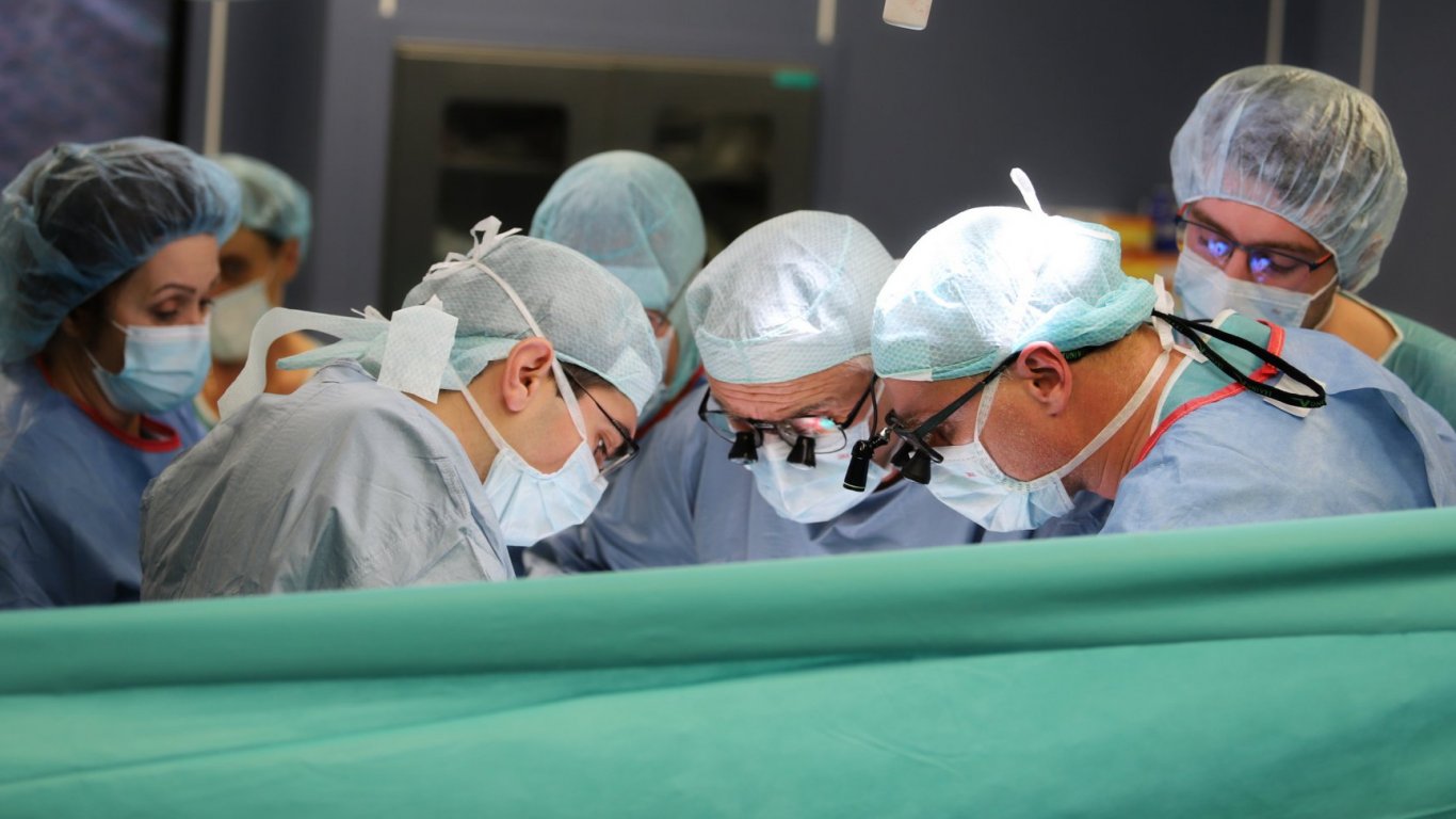Шеста чернодробна трансплантация: Лекари от ВМА спасиха живота на 50-годишен мъж (снимки)