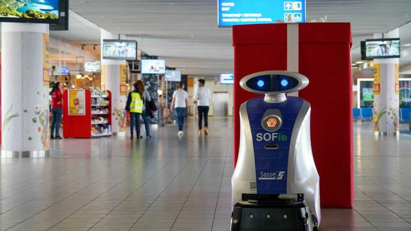 Робот чисти на летище София