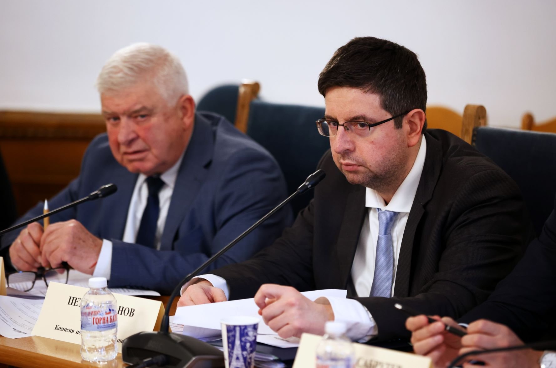 Кирил Ананиев (ГЕРБ) и Петър Чобанов (ДПС) - председател на Комисията за бюджет и финанси по време на заседанието
