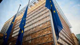 ЕС се въоръжи за контраатака при евентуална търговска война