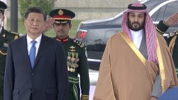 Принц Мохамед бин Салман организира пищно посрещане на Си Цзинпин (видео)