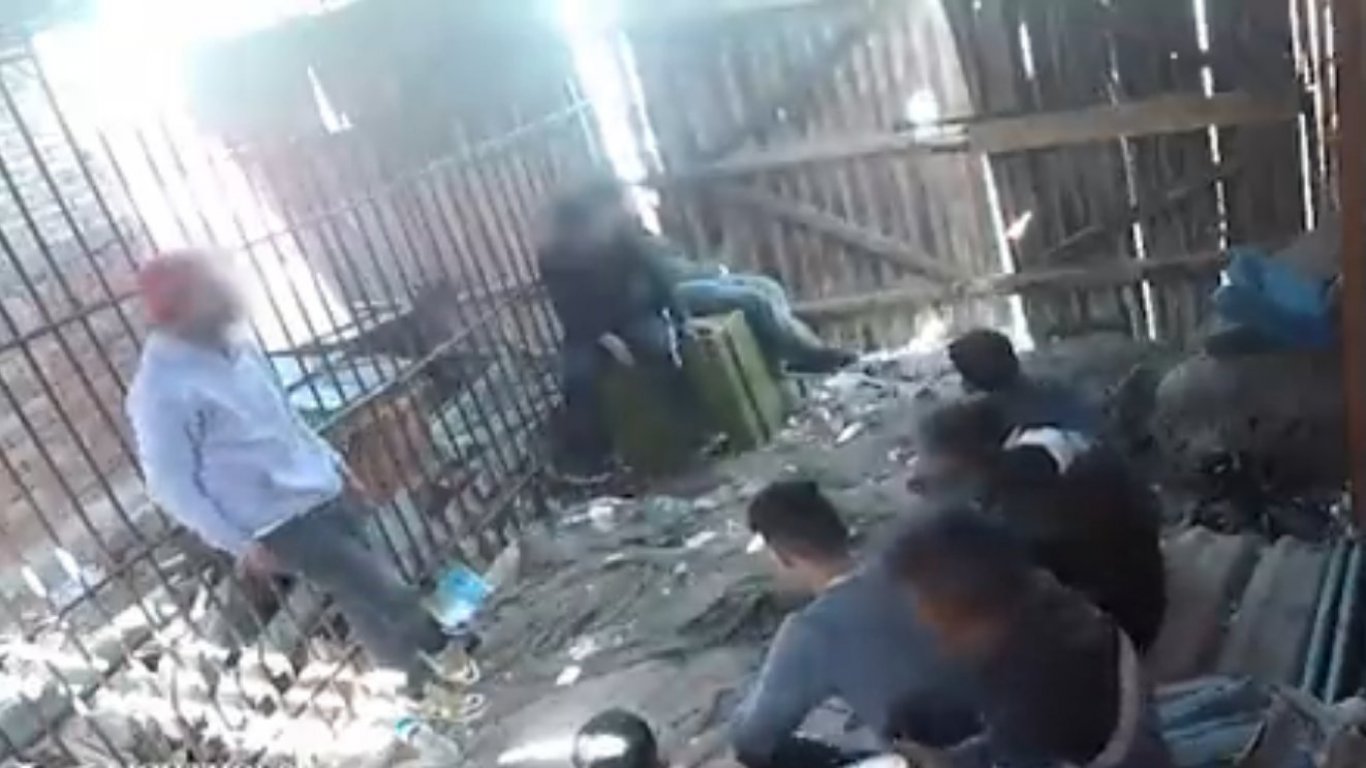 Мигранти твърдят, че български полицаи ги държали в „клетка” без тоалетна, храна и вода (видео)