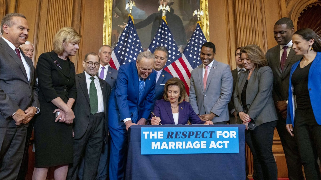 Американският Конгрес прие нов закон, защитаващ еднополовите бракове