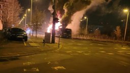 Градски автобус изгоря на булевард в столичен квартал (снимки)