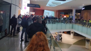 Група от протестиращи и представители на партия Възраждане посрещнаха със