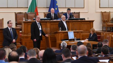 В началото на пленарното заседание председателстващият го Росен Желязков предложи