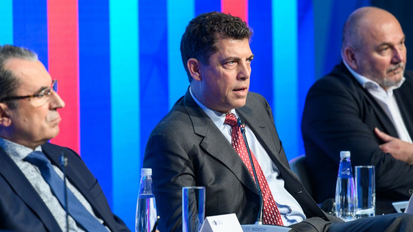 Бившите финансови министри Пламен Орешарски и Милен Велчев, бившият финансов зам.-министър Любомир Дацов