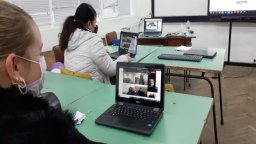 Учители придобиват знания и умения за използване на информационни технологии по проекта „Равен достъп до училищно образование в условията на кризи“