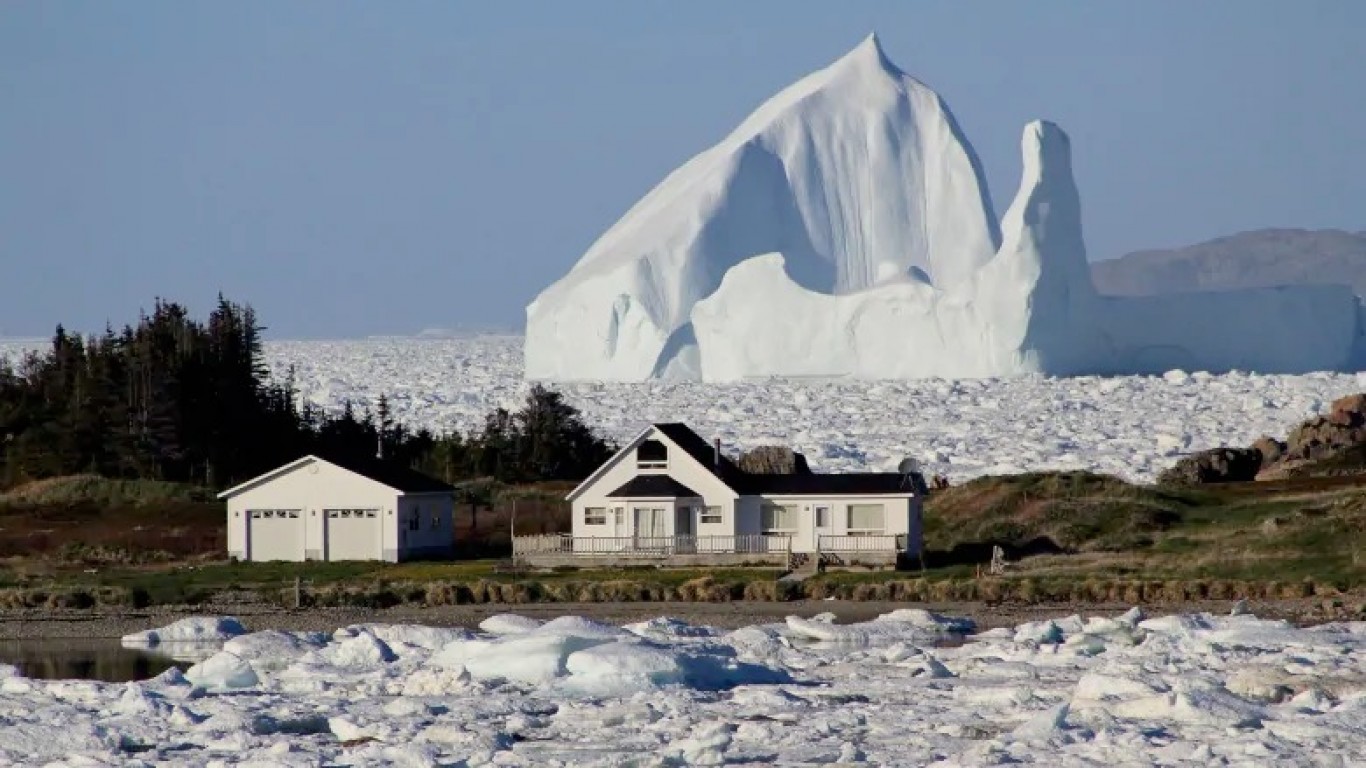 Алеята на айсбергите – там, където те се носят носят пред прозореца ви(видео)