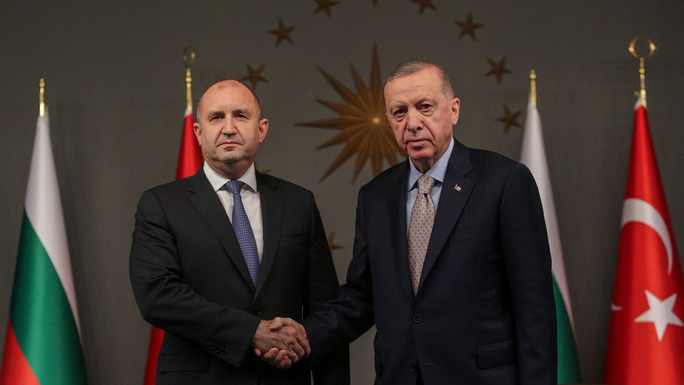 Ердоган на среща с Радев: Турция и България ще продължат да подобряват охраната на границата