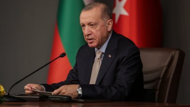 На връщане от Азербайджан президентът заяви пред журналисти че преди