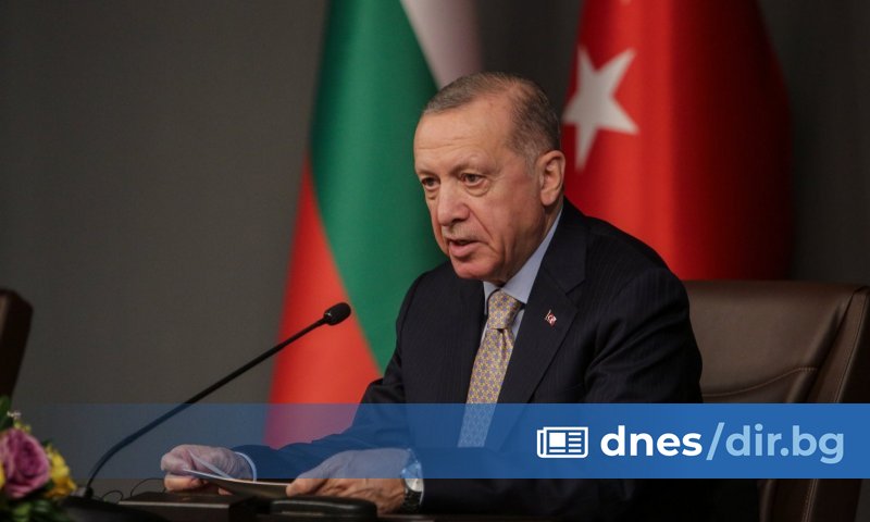 На връщане от Азербайджан президентът заяви пред журналисти, че преди