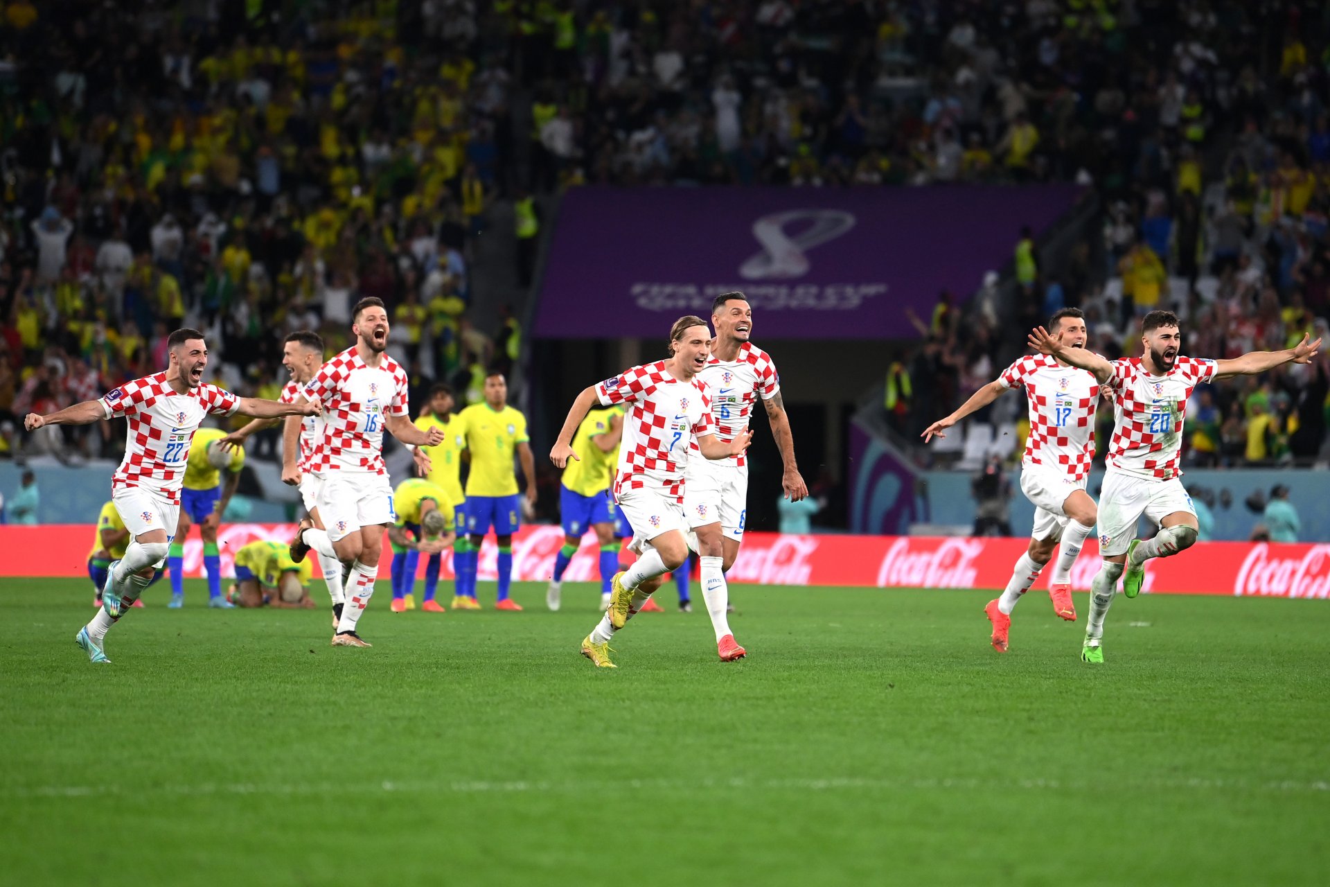 И докато осминафиналите предложиха само една сензация, то в четвъртфиналите бе още по драматично. Хърватия изигра геройски мач, в който се вдигна от гроба, за да удари и големия фаворит Бразилия с дузпи.