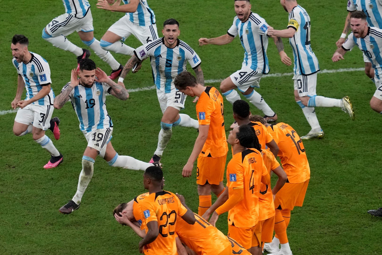 Още един мач, който може да се определи като футболна война. Аржентина изпусна аванс от 0:2, за да влезе в продължения, но при дузпите показа нерви от стомана. Конкретният кадър показва какво бе отношението им към съперника.