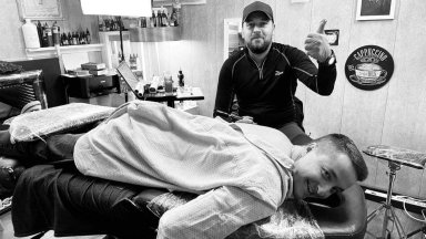 Изключеният от парламентарната група на БСП Явор Божанков си татуира