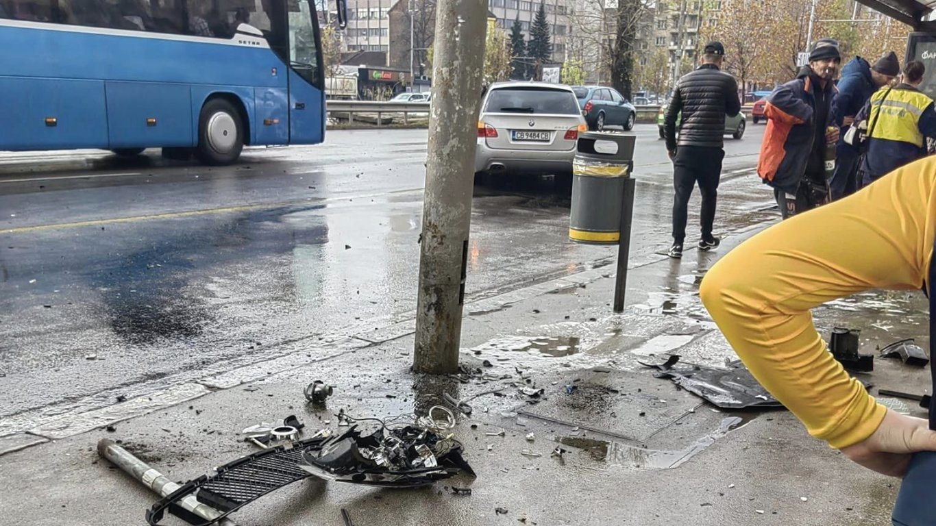 Кола се заби в стълб близо до спирка в София