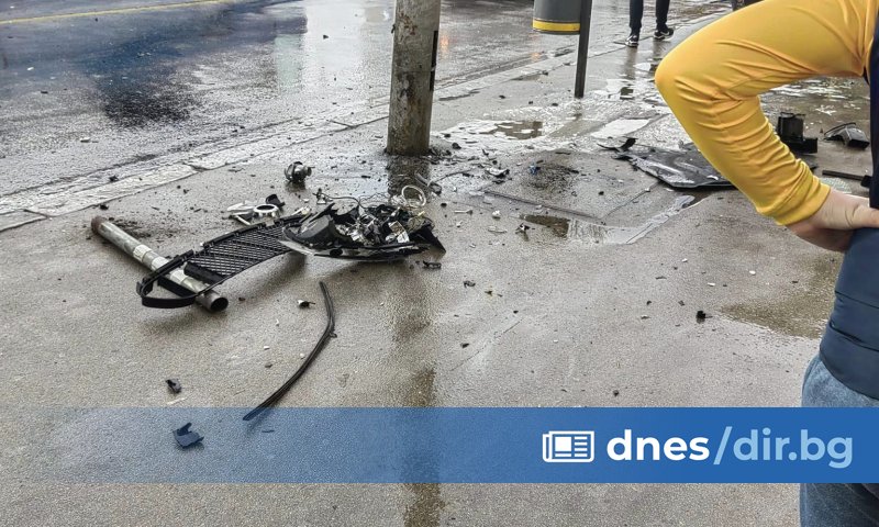 Кола се е забила в стълб в близост до спирка