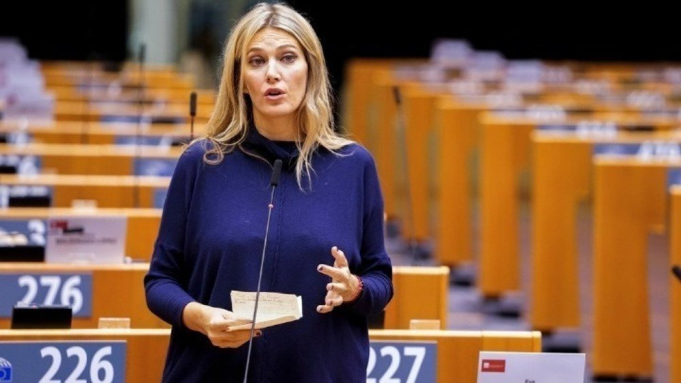 Ева Каили, заподозряна в международна корупция, е изключена от гръцката си партия 