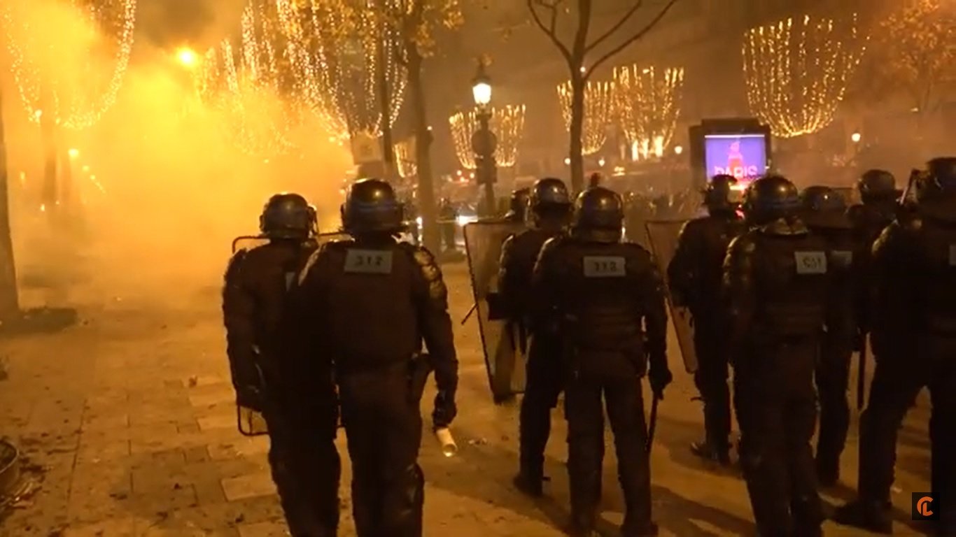 Сблъсъци с полицията и сълзотворен газ в Париж след победата на Мароко (видео)