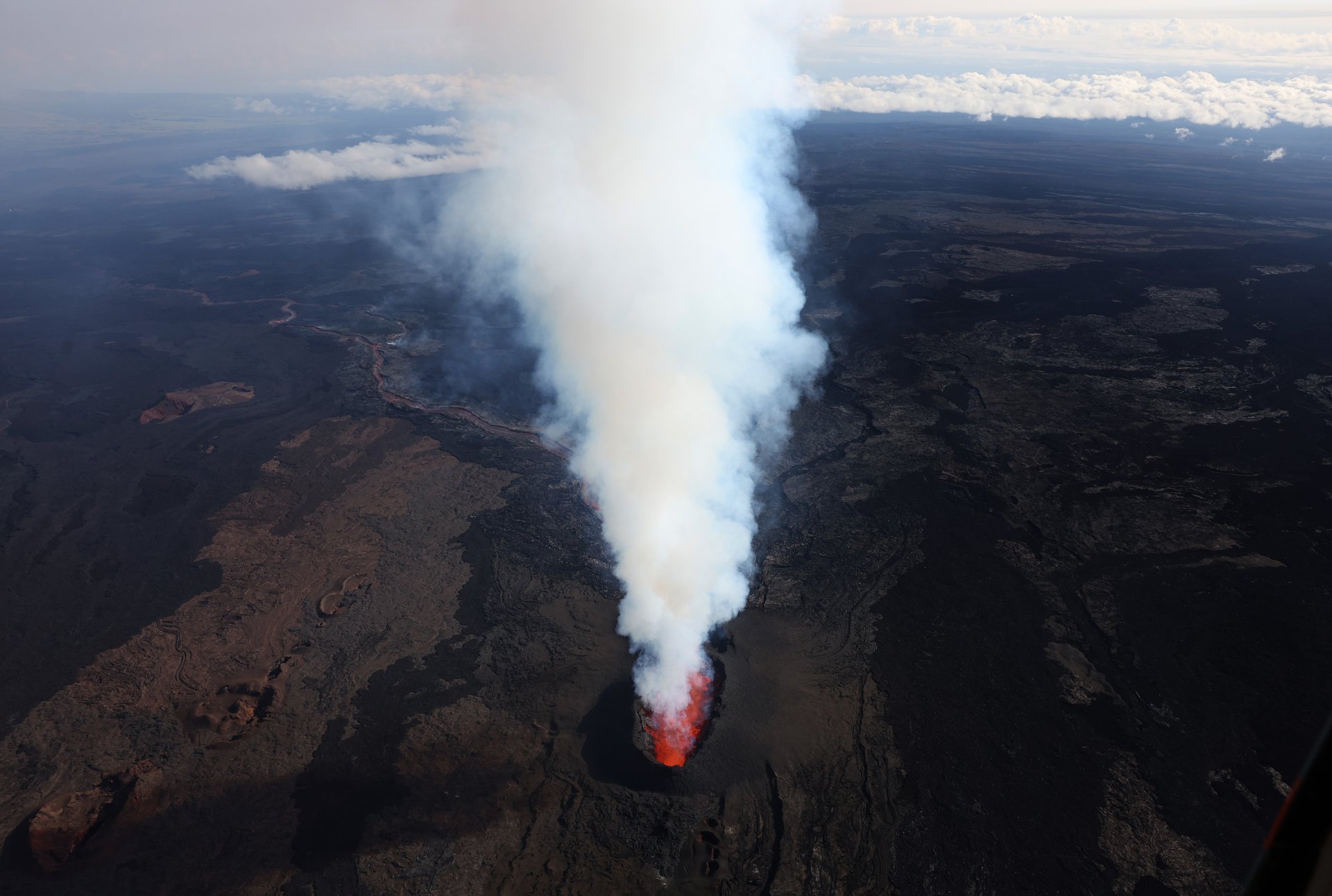  За първи път от близо 40 години вулканът Мауна Лоа, най-големият активен вулкан в света, изригна.