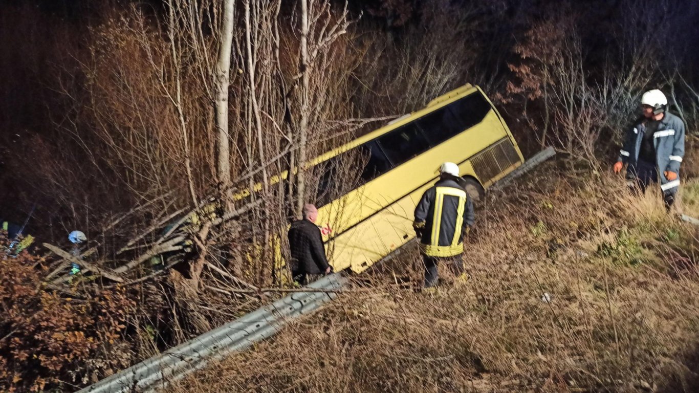 Тежка катастрофа с автобус край Младиново, има поне един загинал и ранени 