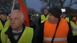 Заради неизпълнени обещания: Жители от наводнените карловски села блокираха Подбалканския път 