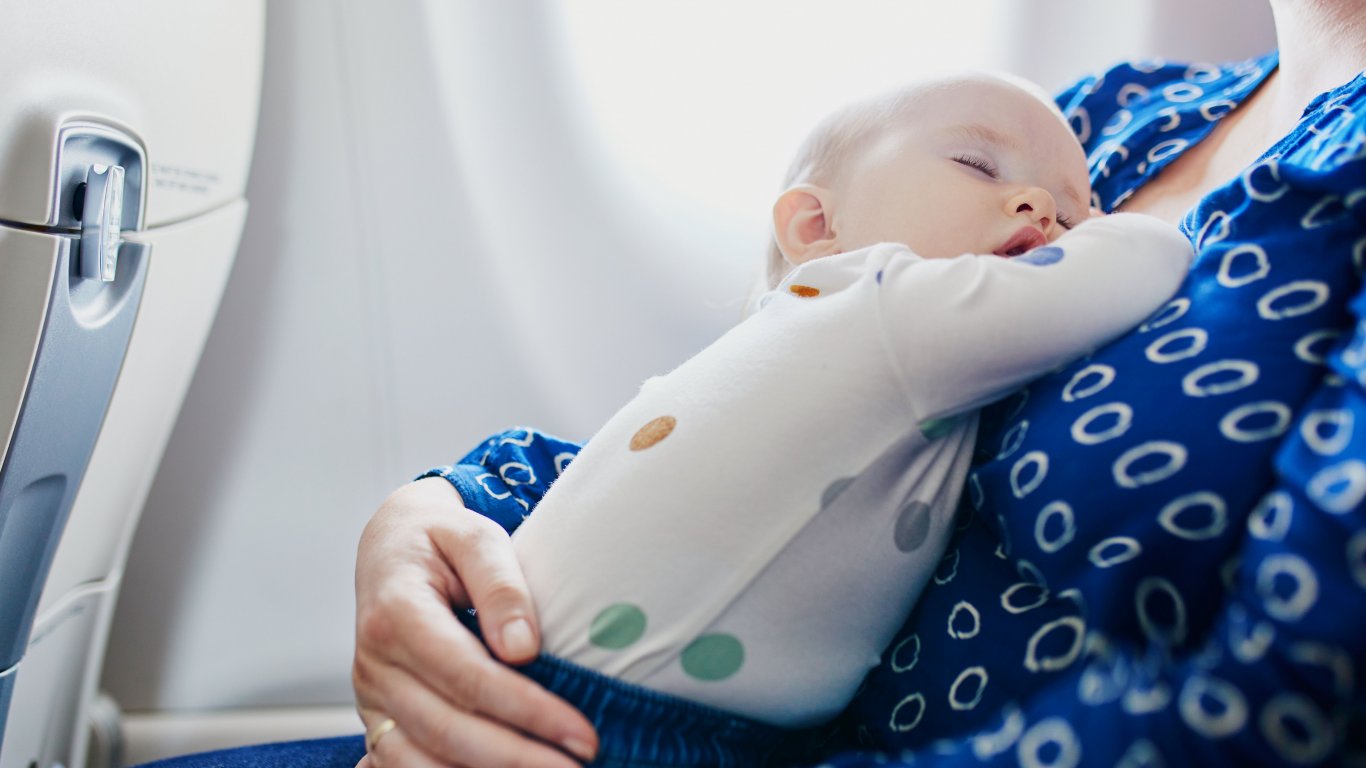 Млада жена роди в самолет, не знаела, че е бременна