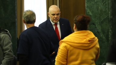 Главният прокурор Иван Гешев поднесе извинения на близки на жертви