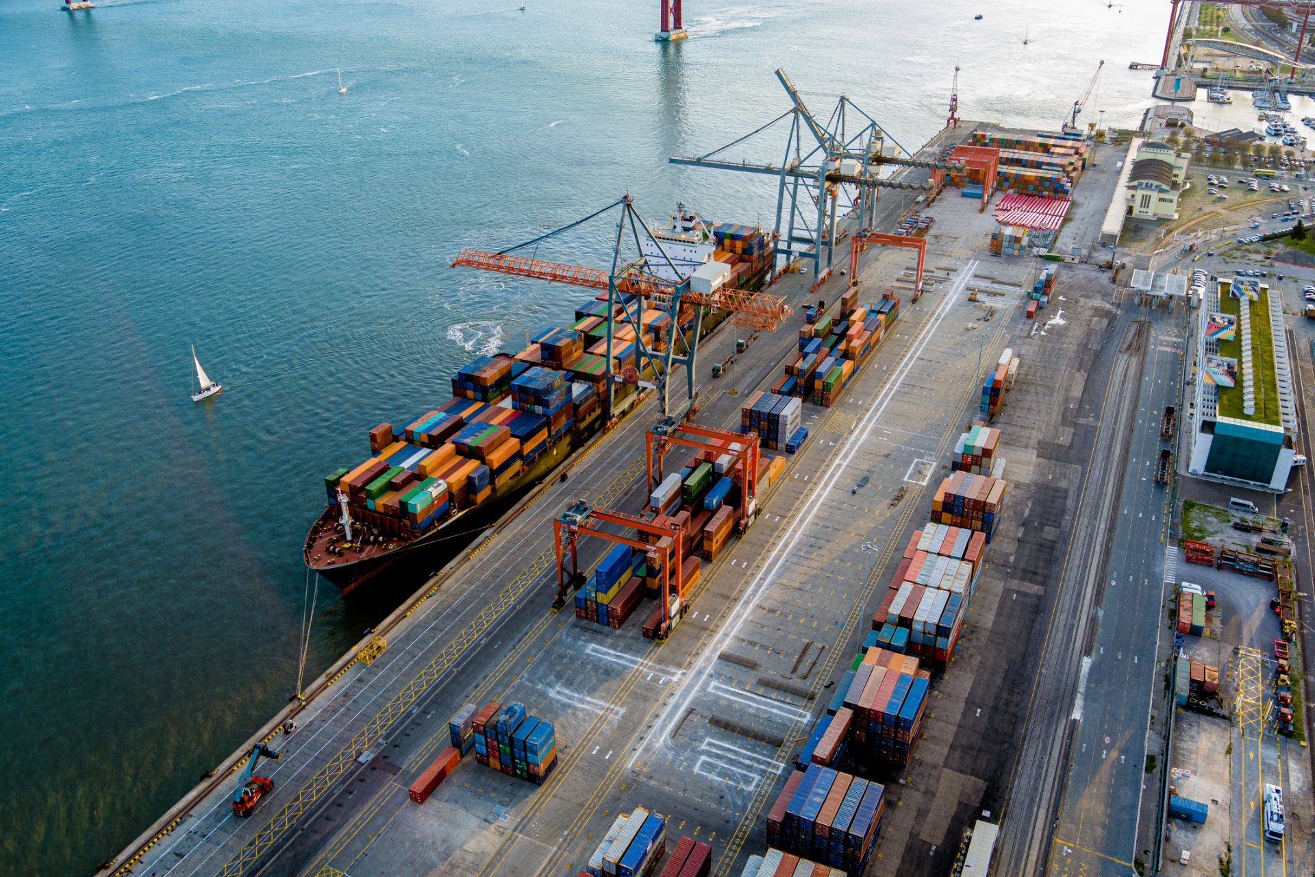 Пристанищният терминал в Лисабон. Португалия наблегна на износа през последните две години, което увеличи темпото на растеж на БВП