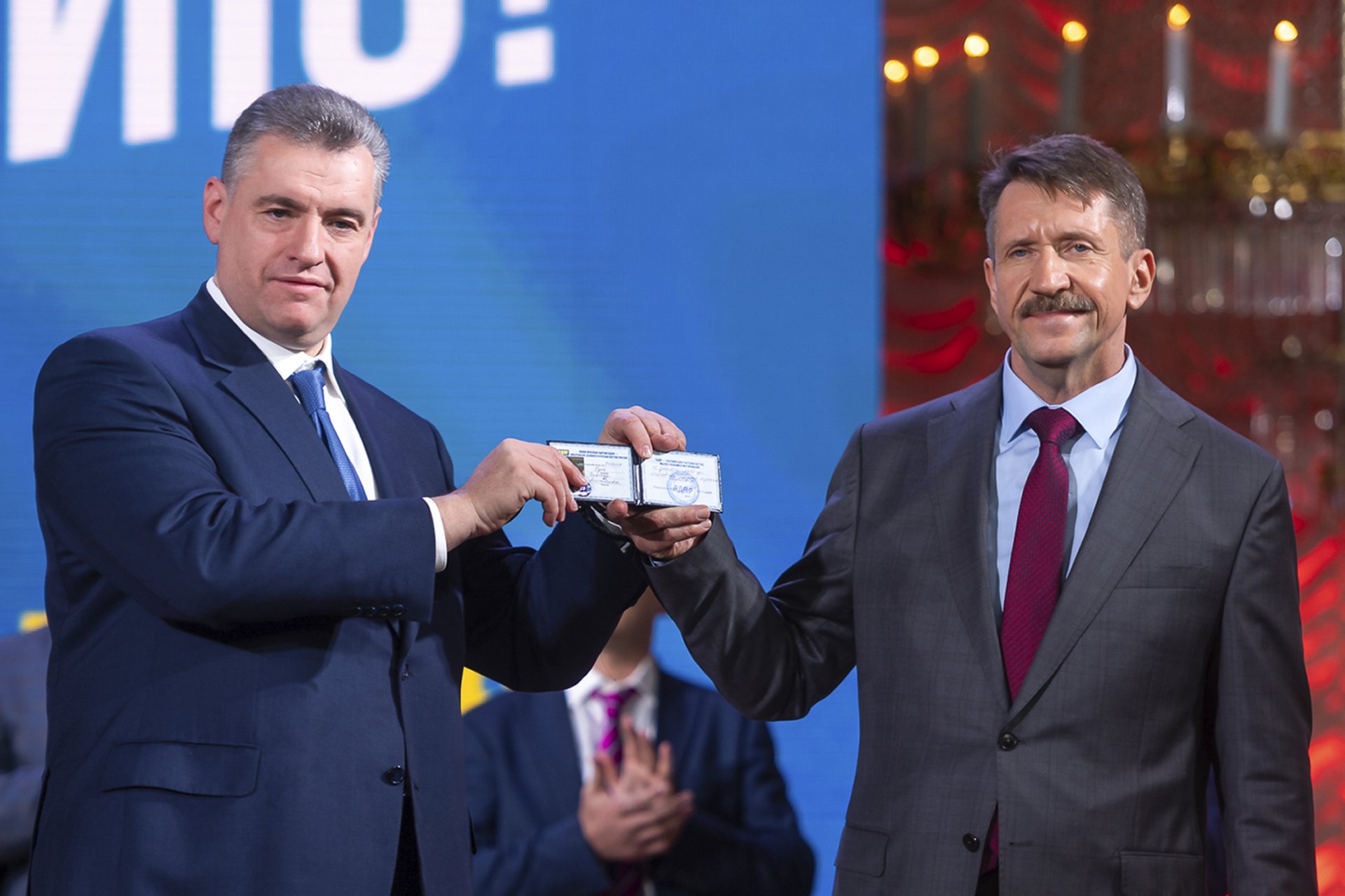 Леонид Слуцки (вляво) връчва на Виктор Бут членската карта на Либерално-демократическата партия (ЛДПР)
