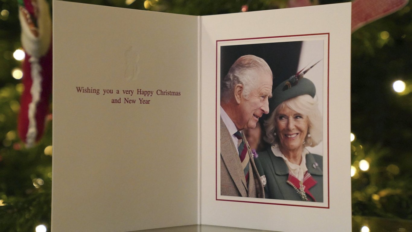 Карл III показал свою первую рождественскую открытку в качестве монарха 