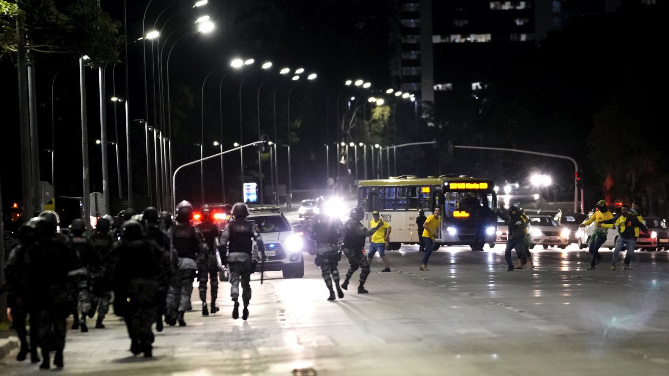 Бунтове обхванаха Бразилия, след като Болсонаро изгуби президентските избори (снимки)