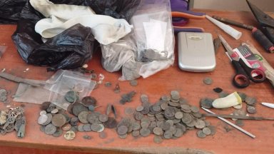 Трима мъже са задържани по време на сделка с предмети