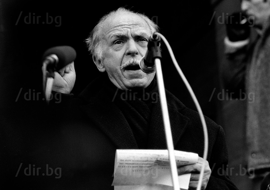 Петър Дертлиев изнася реч пред демонстрантите от 10 декември 1989 г.