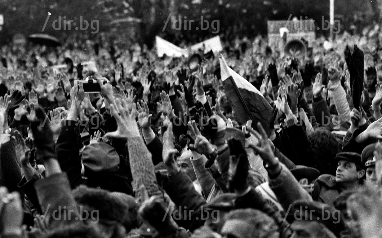 Протестиращи на митинга пред "Александър Невски"