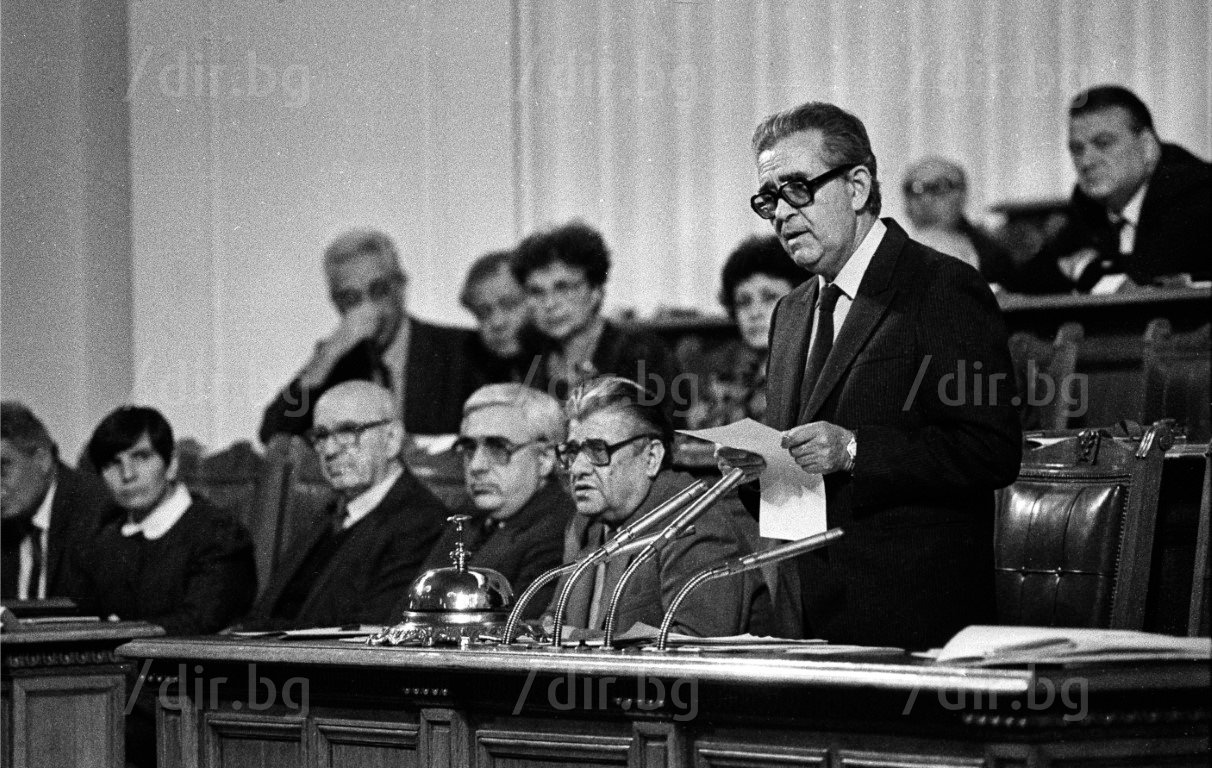 Парламентът провежда първата си сесия след 10 ноември 1989 г.