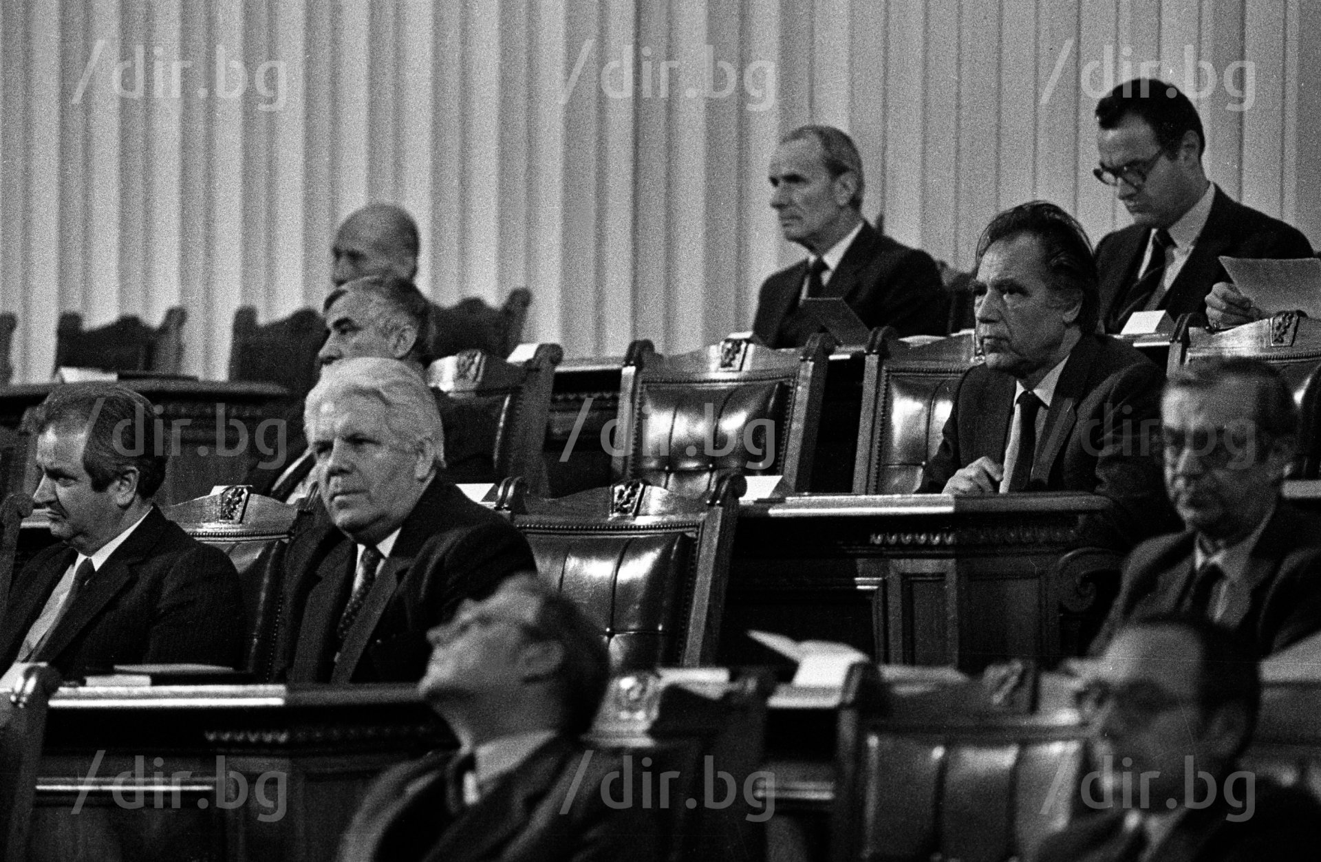 Парламентът провежда първата си сесия след 10 ноември 1989 г.