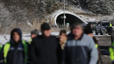 "Инфлацията изяде заплатата": Служителите от АПИ блокираха тунел "Витиня" (снимки)
