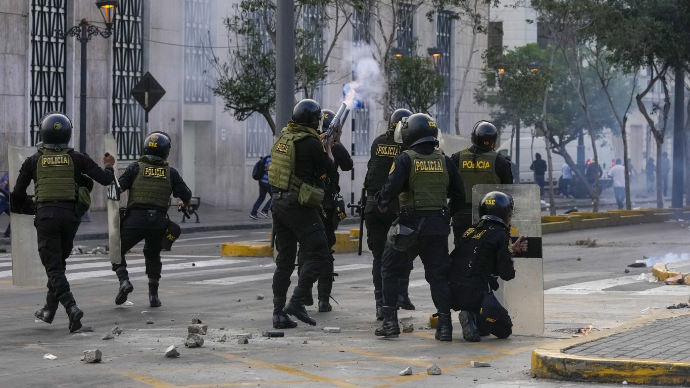 Най-малко 17 убити след сблъсъци със силите за сигурност в Перу (видео)