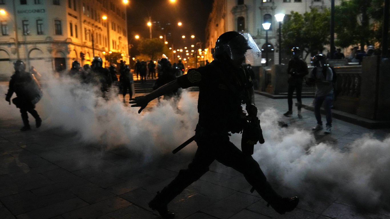 Размирици и протести разтърсват Латинска Америка на фона на разочарование от демокрацията