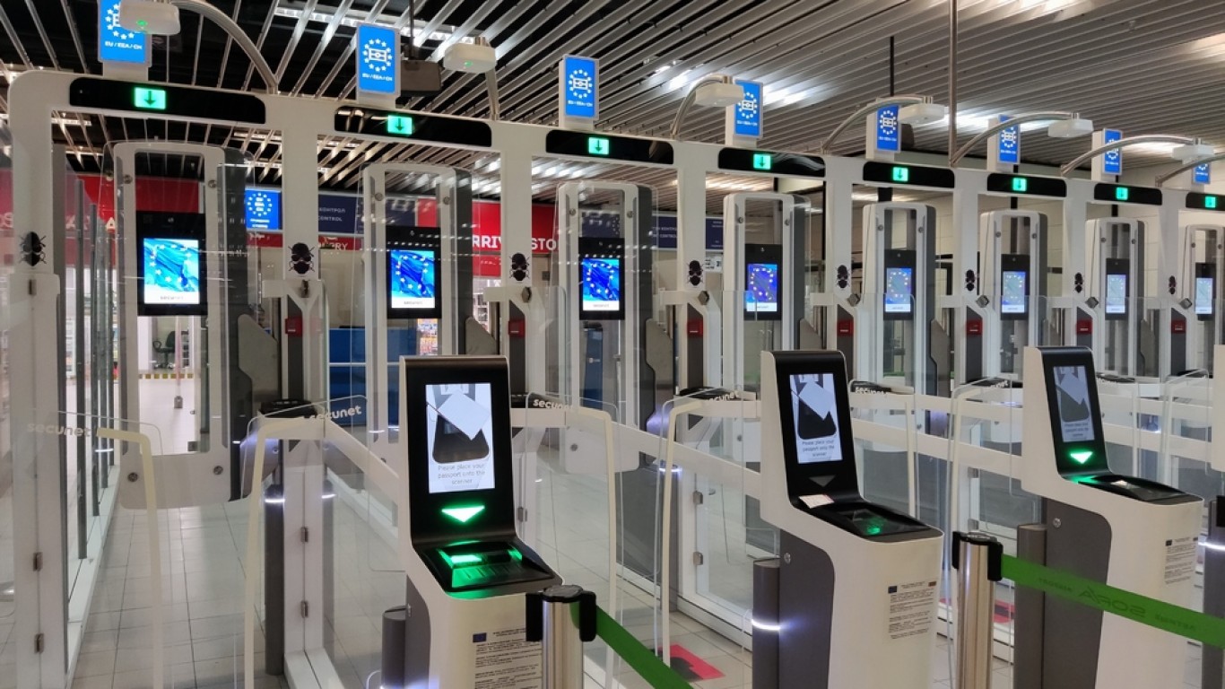 Пътниците на Летище София вече ще могат сами да сканират бордните си карти