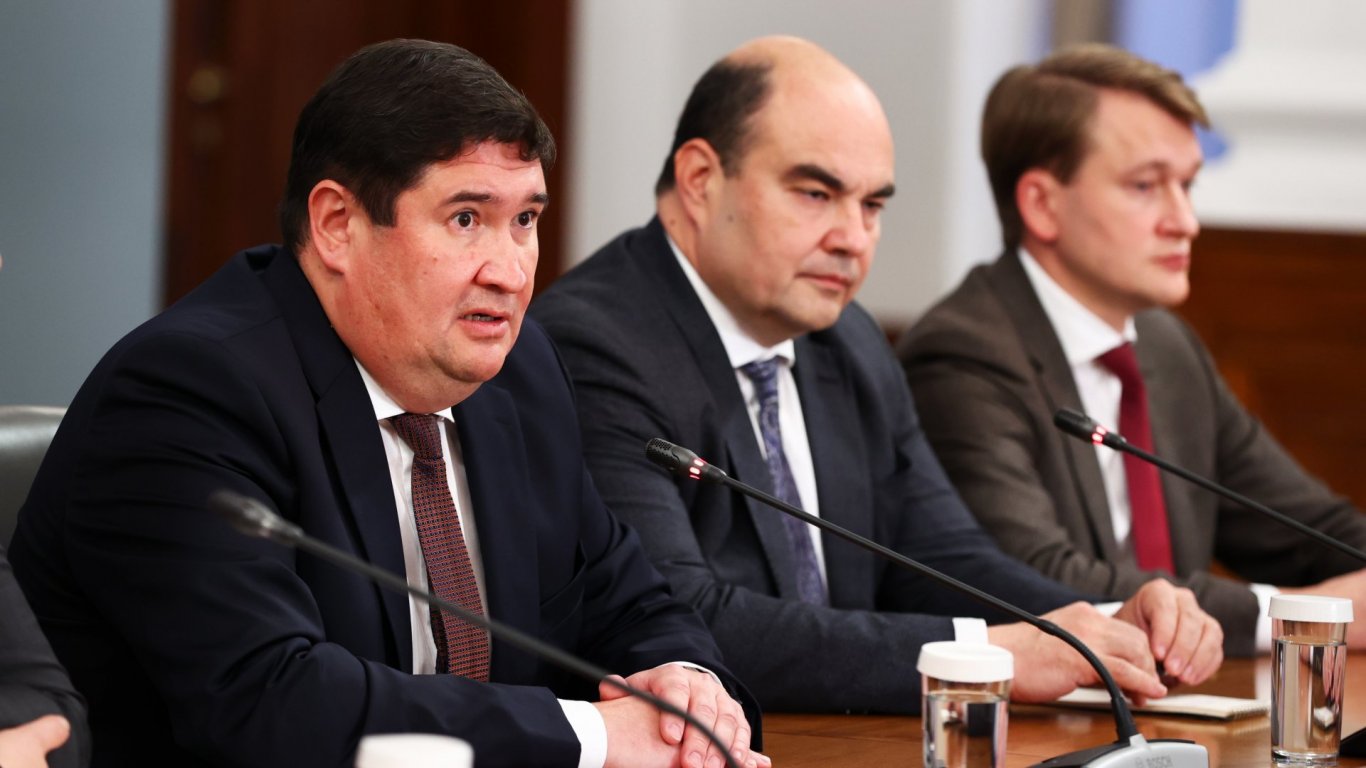 "Лукойл": 9-ият пакет санкции ще ограничи работата на рафинерията в Бургас  