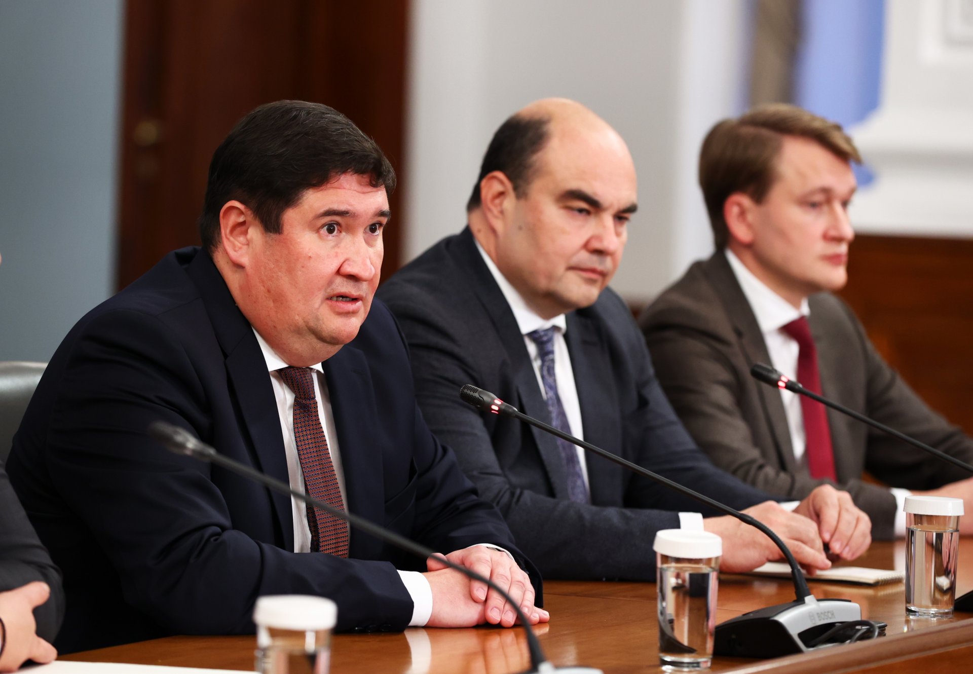 Представители на Лукойл на среща в Министерския съвет на 21 ноември 2022 г.: Илшат Шарафутдинов (ляво), Андрей Матюхов и Александър Величков (в средата)