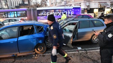 9 коли се нанизаха във верижна катастрофа в центъра на София, петима са в болница (снимки)